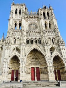 中世纪亚眠大教堂正面图