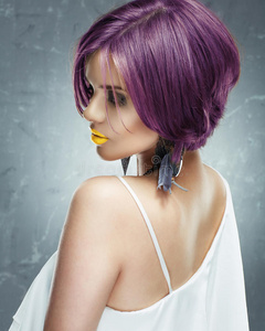 黄头发女头短发黄唇的女人脸照片