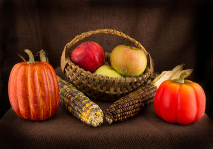 篮子，印度玉米，苹果和南瓜