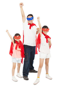 父亲和女儿用红色斗篷做超级英雄的姿势