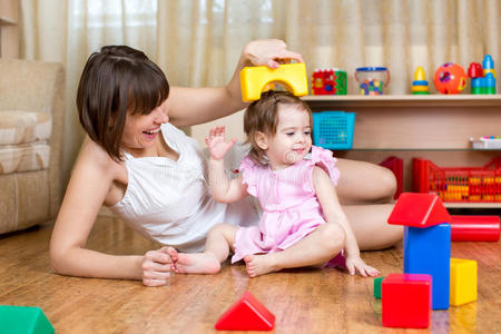妈妈和女儿在家玩积木玩具