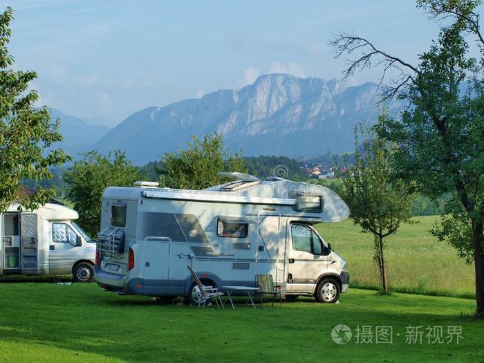 阿尔卑斯山麓的露营车度假