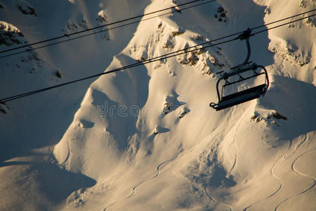 日落时山前空的滑雪缆车