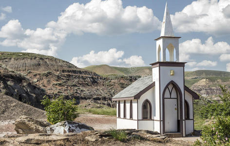 白色乡村小教堂。