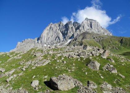 高加索山区的岩石山峰和长满草的石头