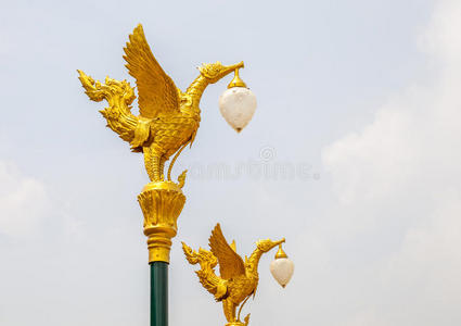 泰国传统美丽的金天鹅街灯柱上