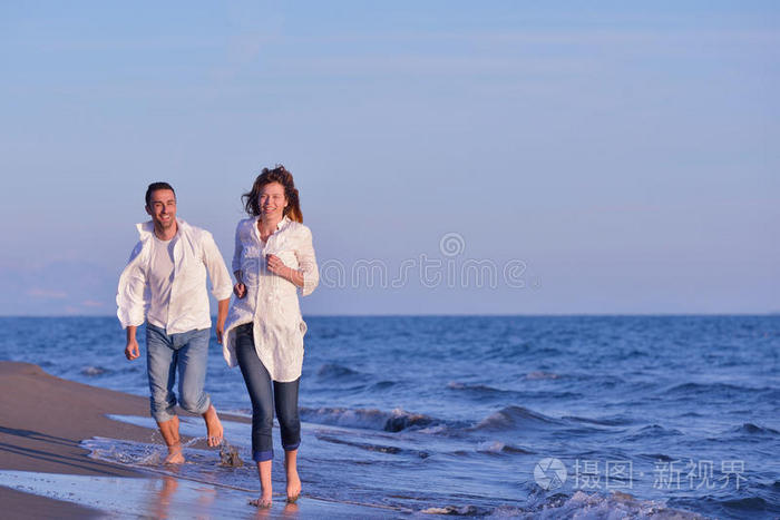 海滩上的年轻夫妇玩得开心