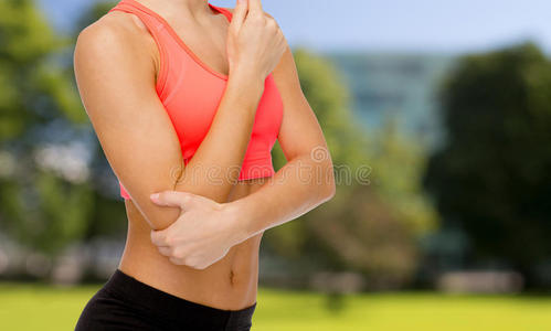 手肘疼痛的运动型妇女