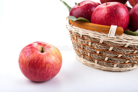 一个红苹果和一篮子苹果