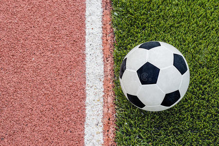 双打边线一个足球在体育场的边线附近.照片