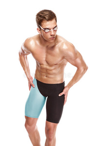 年轻迷人的白人男子游泳运动员，戴着护目镜和毛巾