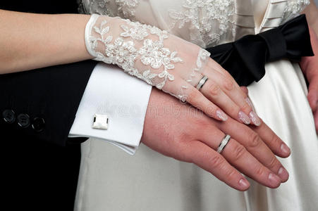 婚礼主题。新婚夫妇的手在一起。