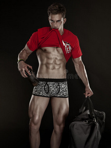 强壮的运动男子健身模型躯干显示六块腹肌。