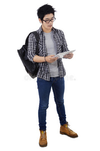 手握数字平板电脑的时髦学生