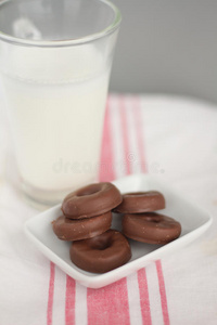 牛奶和巧克力甜甜圈