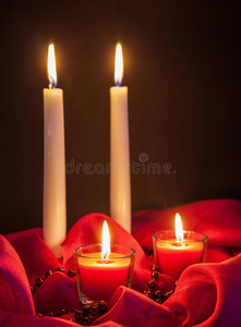红布上的漂亮蜡烛