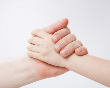 一个孩子和一个父亲握在一起的手
