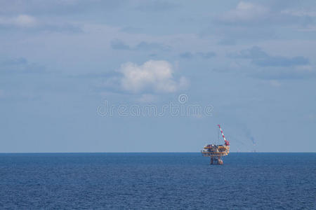 海湾或海上的油气平台，世界能源，海上石油和钻井平台建设