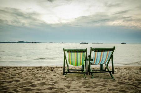 沙滩，两张躺椅和蓝天
