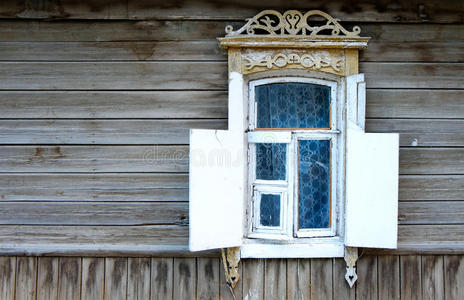俄罗斯一座古老木屋的复古窗户