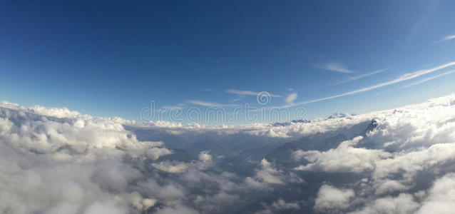鸟瞰阿尔卑斯山，云和蓝天