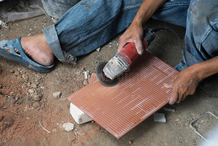 男建筑工人用电切割瓷砖