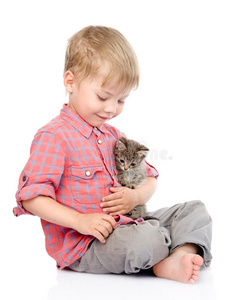 小男孩抱着小猫。隔离在白色bac上