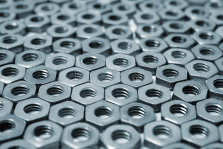 六角螺帽有序排列的螺帽照片