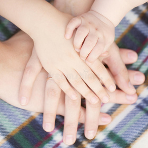 一家人的四只手在一起.照片