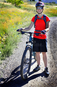 女子山地自行车穿红色衬衫