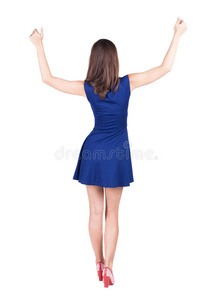 站着的年轻漂亮的黑发女人的后视图竖起大拇指。