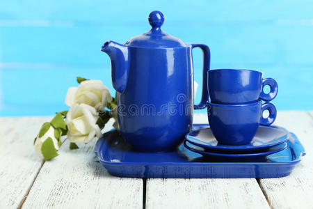 白色木质背景茶壶和茶杯