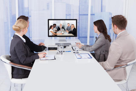 商务人士在桌上视频会议照片