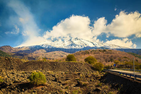 雪火山埃特纳冒烟