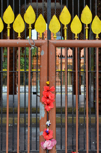 印度教寺庙的花装饰门