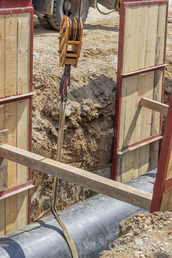 起重机吊钩在沟槽2中支撑管道