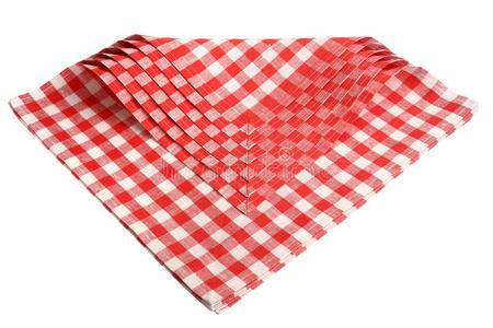 餐巾上有红色和白色的格子图案。