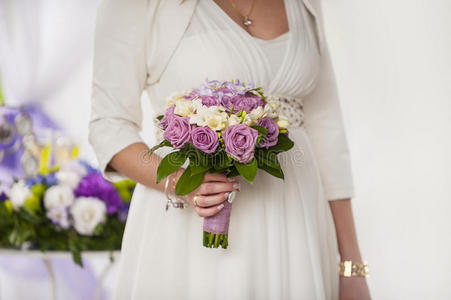 美丽的婚礼花束紫色玫瑰在手