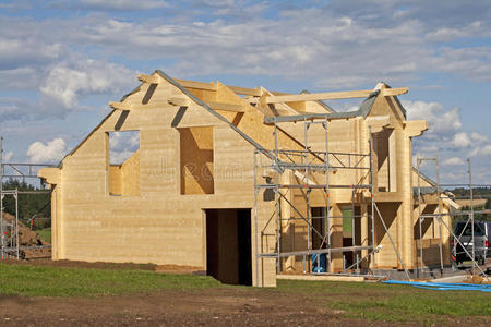 在建的木屋。一家人在绿色景观中建造新家。超级商业股照片