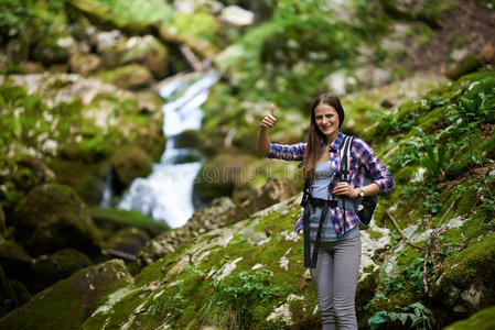 过河女徒步旅行者