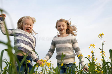 快乐的孩子们姐妹们跑来跑去笑着进来