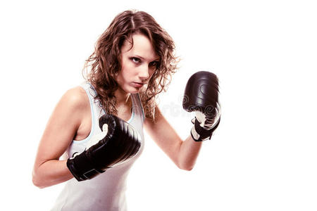 运动拳击手戴黑手套的女人。健身女孩训练跆拳道