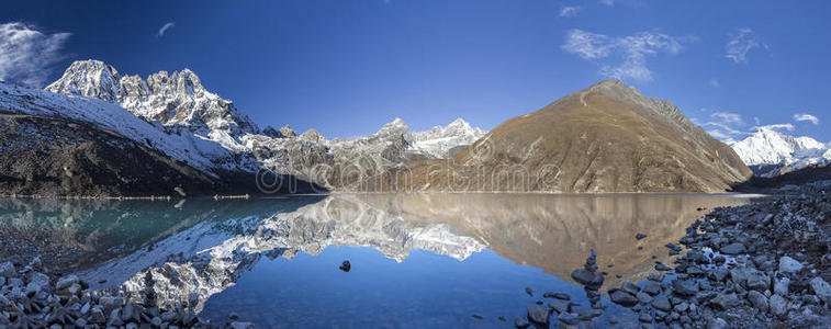 美丽的山景，在喜马拉雅山的gokyo湖倒影