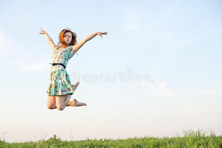 快乐的年轻女子跳跃