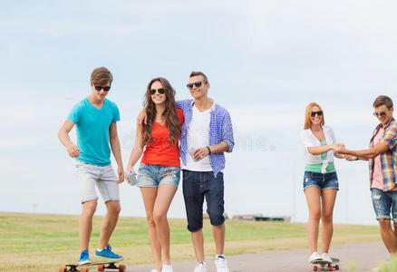 一群带着滑板微笑的青少年