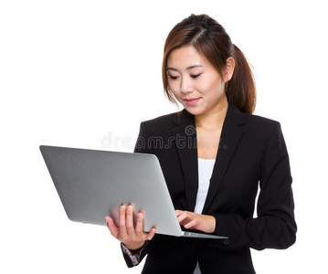 女商人使用笔记本电脑