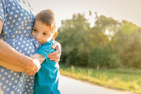 快乐的孙子在户外拥抱奶奶