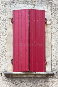 法国红色百叶窗的房屋立面