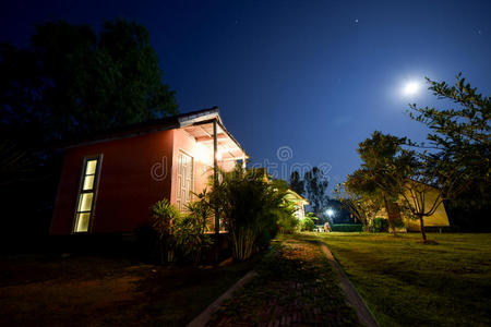 夜景中的泰国房屋混凝土房子,夜景尤苏波夫花园的夜景花园夜景花园