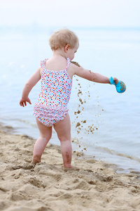 可爱的小女孩在海滩上玩耍